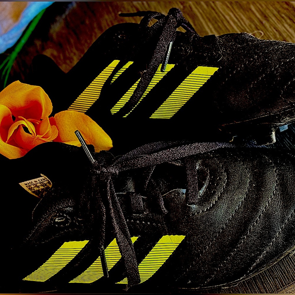 BOYS ADIDAS SOCCER CLEATS; Used but perfect condition!
KIDS SIZE 2.5!